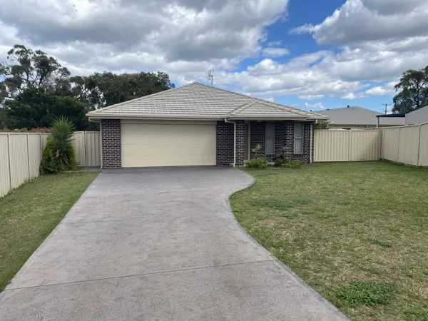19 Ashleigh Street, Heddon Greta: front of the property